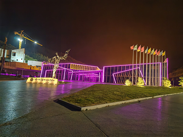 城市亮化是现代城市建设的重要组成部分，它不仅可以美化城市的夜景，还能提升城市的整体形象。随着科技的不断进步，城市亮化也得到了更多的关注和创新。本文将介绍一些关于城市亮化的创意和技术，帮助读者了解阿克苏城市亮化的重要性以及如何进行阿克苏城市亮化的规划和实施。